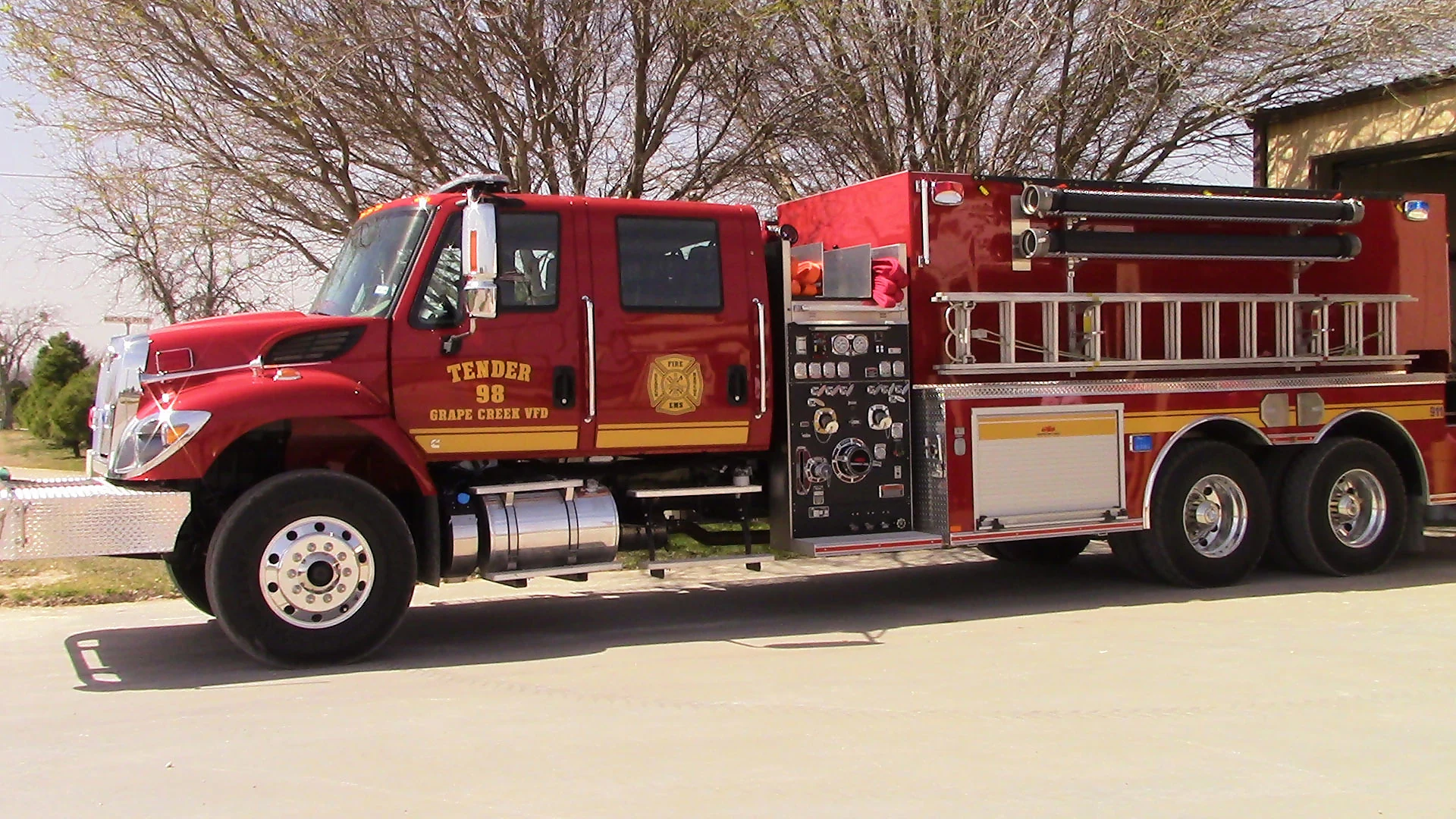 Grape Creek VFD Tender 98 outside the station